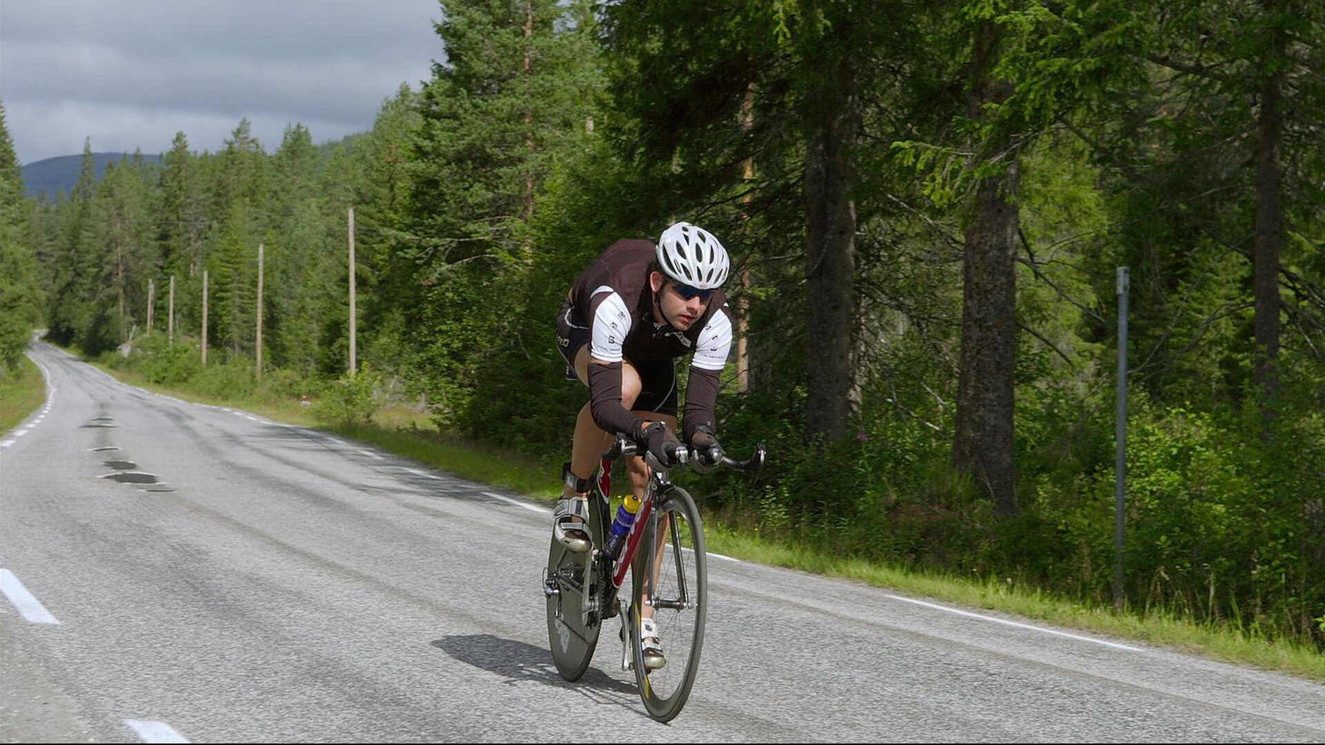 德甲超级对攻：攻势如潮的比赛节奏，德甲球员上演超级神仙球